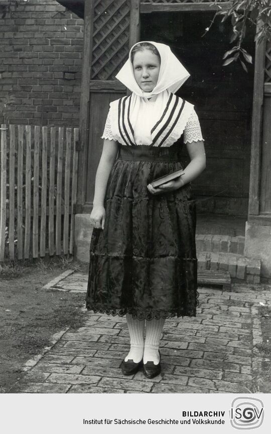 "Halbdeutsche" Schleifer Tracht aus Rohne, Pfingsten