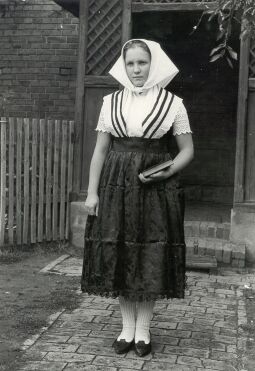 Bild: "Halbdeutsche" Schleifer Tracht aus Rohne, Pfingsten