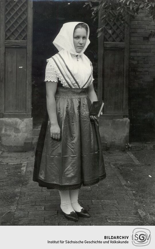 "Halbdeutsche" Schleifer Tracht aus Rohne, Sommersonntag
