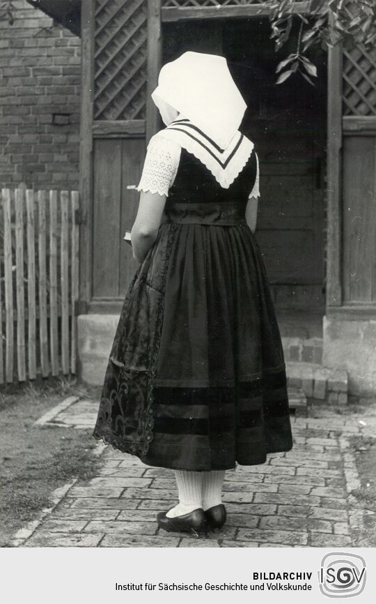 "Halbdeutsche" Schleifer Tracht aus Rohne, Pfingsten