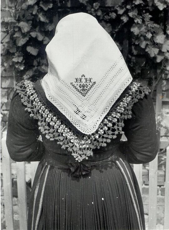 Trauernde Frau in winterlicher Kirchgangstracht aus Nochten