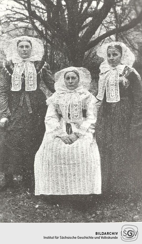 Mädchen in Festtagstracht aus Nochten