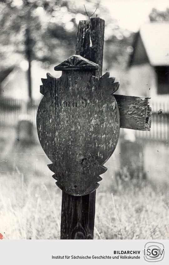 Hölzernes Grabkreuz in Sprey