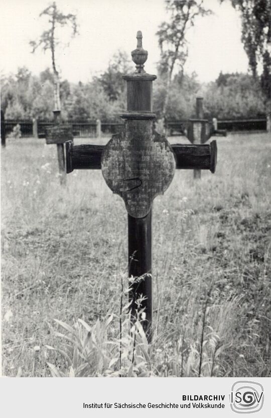 Hölzernes Grabkreuz in Sprey