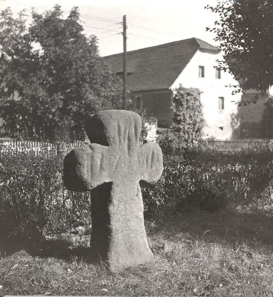 Steinkreuz am Denkmal für die Gefallenen in Crostwitz