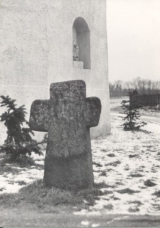 Steinkreuz an der Dorfkapelle in Sollschwitz