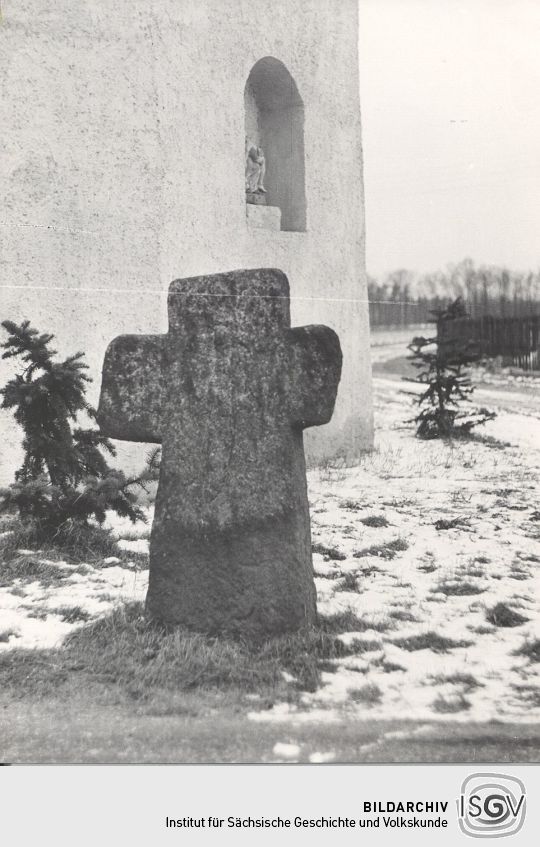 Steinkreuz an der Dorfkapelle in Sollschwitz