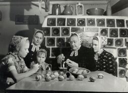 Bild: Färben von Ostereiern in Rhone