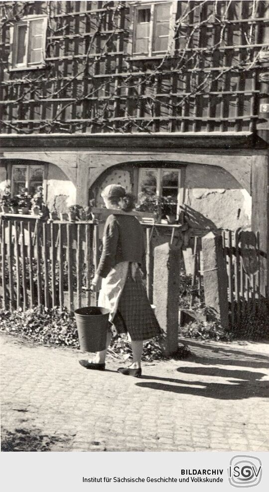 Wassertägerin mit Armjoch in Kreckwitz