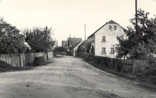 Die Dorfstraße von Lomske