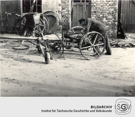 Reparatur einer Erntemaschine in Lomske