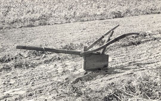 Holzpflug auf einem Feld bei Luppa