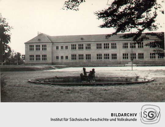 Blick auf die Zentralschule in Neschwitz