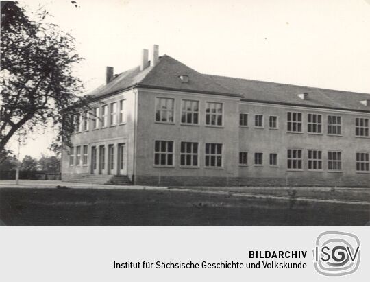 Seitenansicht der Zentralschule in Neschwitz