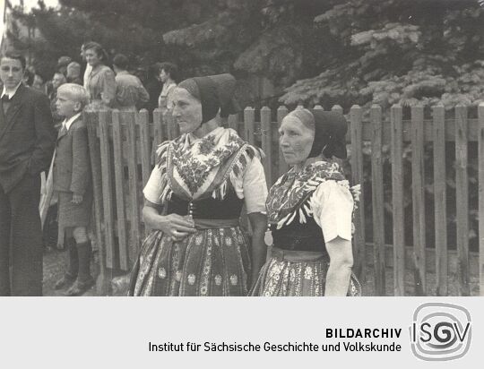 Sorbische Trachtenträgerinnen in Radibor