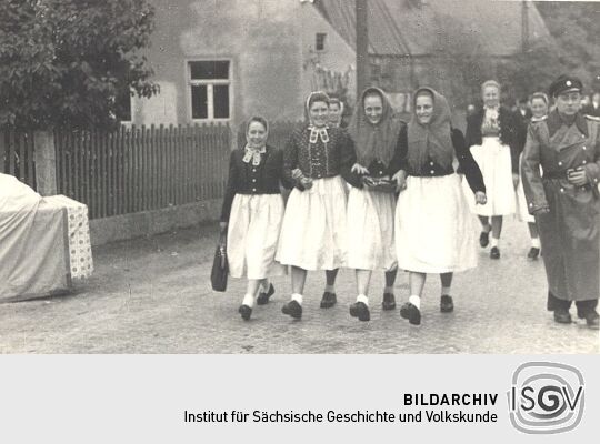 Sorbische Trachtenträgerinnen in Radibor