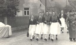 Bild: Sorbische Trachtenträgerinnen in Radibor