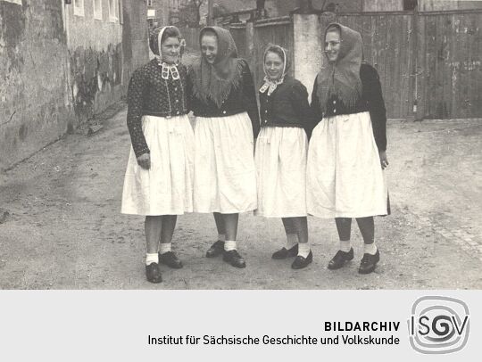 Sorbische Trachtenträgerinnen in Radibor