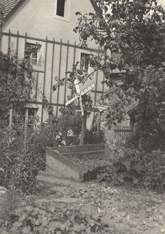 Kleine Windmühle in einem Garten in Salzenforst