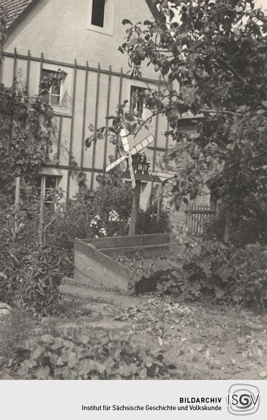 Kleine Windmühle in einem Garten in Salzenforst