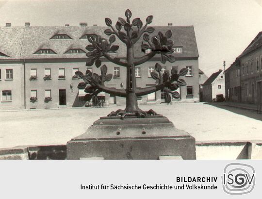 Symbolische Skulptur auf dem Weißenberger Marktplatz