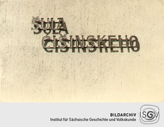 Aufschrift an einem Schulgebäude in Panschwitz