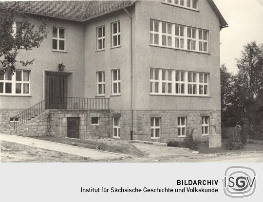 Eingang eines Schulgebäudes in Panschwitz