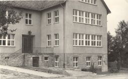Bild: Eingang eines Schulgebäudes in Panschwitz