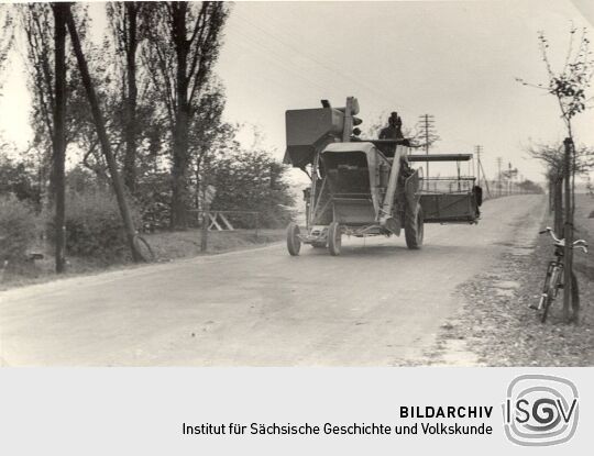 Erntemaschine auf der Straße bei Panschwitz