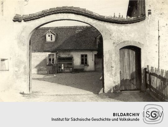 Toreinfahrt eines Bauernhofes in Räckelwitz