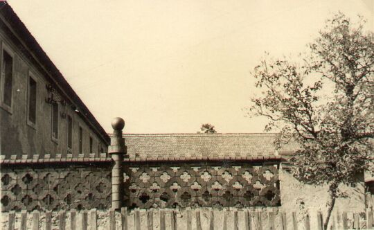 Verzeirung an einer Hofmauer in Zschornau