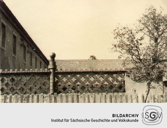 Verzeirung an einer Hofmauer in Zschornau