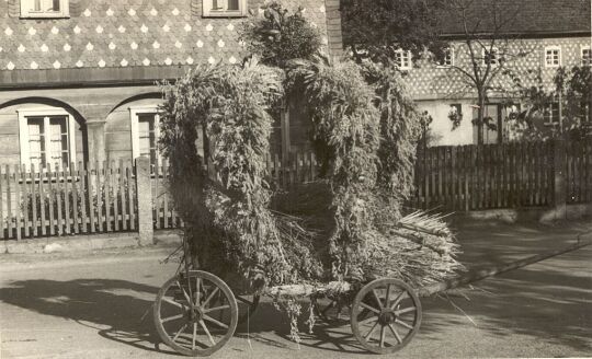 Erntekrone auf einem Handwagen in Niedercunnersdorf