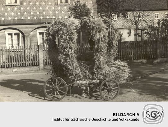 Erntekrone auf einem Handwagen in Niedercunnersdorf