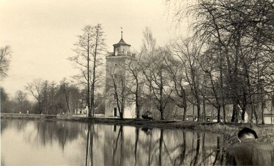 Teich mit Wasserturm in Kreba
