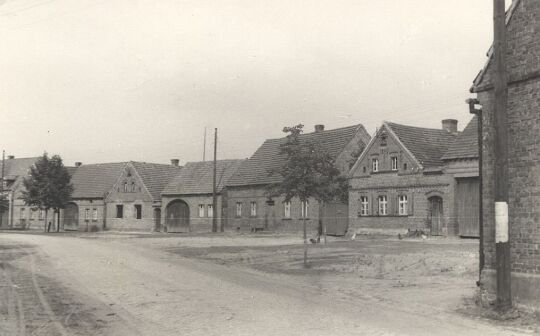 Auf der Dorfstraße in Burg