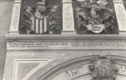 Bild: Inschrift am Rathaus in Hoyerswerda