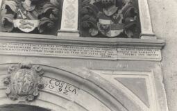 Bild: Inschrift am Rathaus in Hoyerswerda