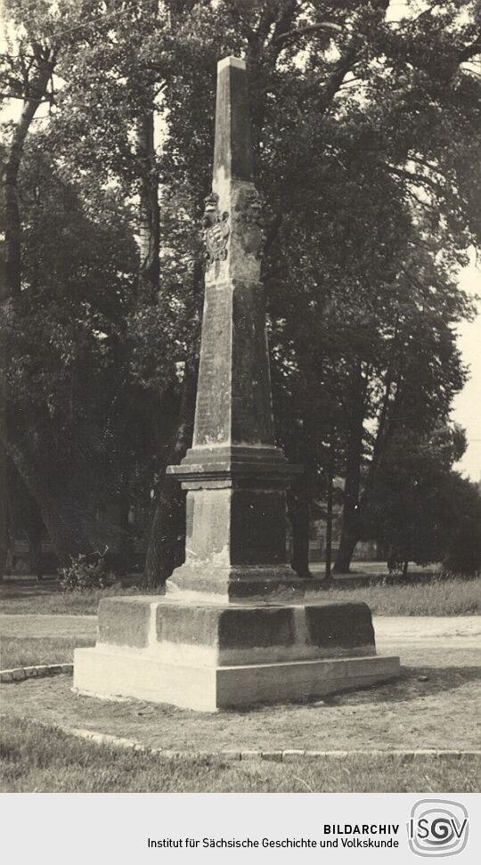 Postsäule vor dem Schloß in Hoyerswerda