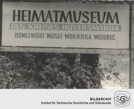 Tafel vor dem Heimatmuseum Hoyerswerda