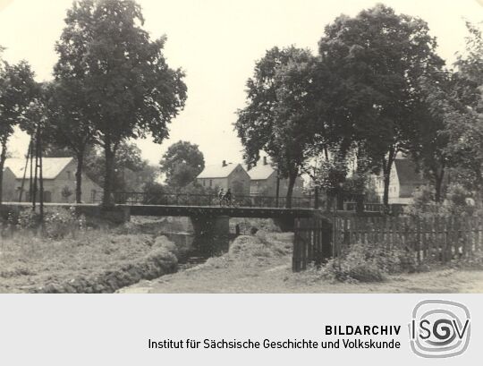 Blick auf Brücke und Teich in Keula