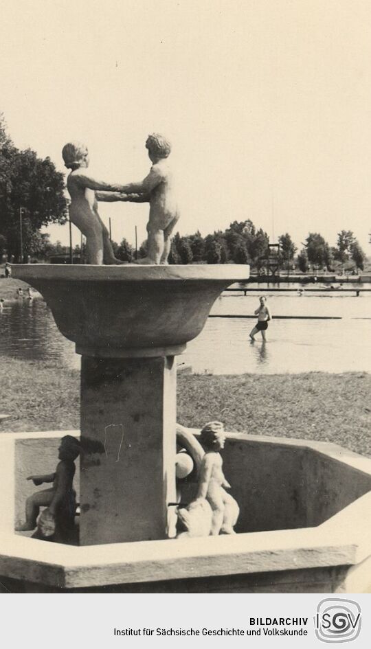 Die Badeanstalt von Lohsa mit Brunnen