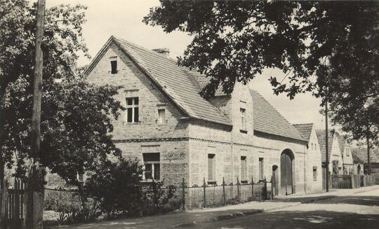 Auf der Dorfstraße in Neustadt