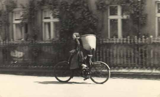 Sorbin auf einem Fahrrad in Neuwiese