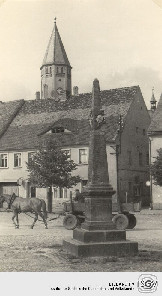 Postsäule auf dem Marktplatz in Wittichenau