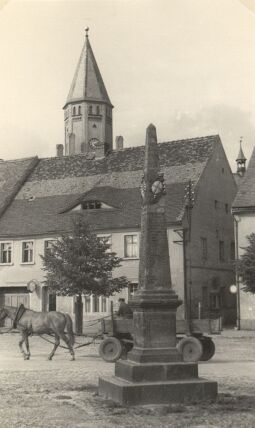 Bild: Postsäule auf dem Marktplatz in Wittichenau