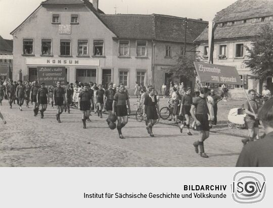 Festumzug sorbischer Studenten in Wittichenau