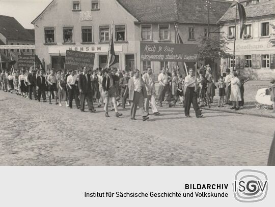 Festumzug sorbischer Studenten in Wittichenau