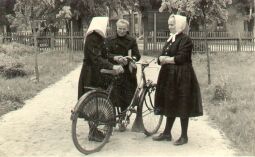 Bild: Kirchgang in Schleife