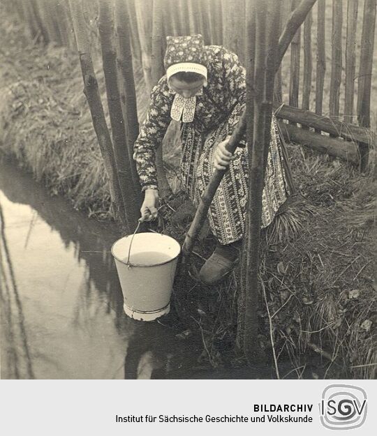 Schöpfen des Osterwassers in Schleife